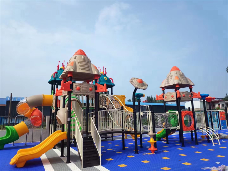 塑料 vs 木質 vs 不銹鋼：幼兒園滑梯材質怎么選？看完這篇對比表再決定